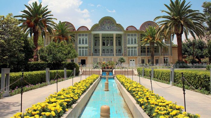 باغ ارم از دیدنی ترین جاذبه گردشگری شیراز، باغ تاریخی با معماری قاجاری و گل‌های رنگارنگ