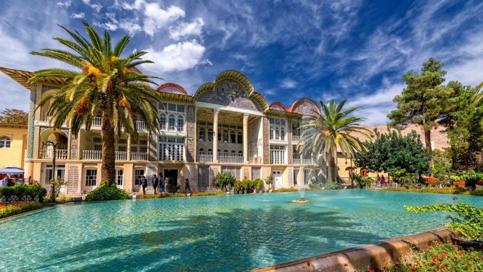 باغ ارم از دیدنی ترین جاذبه گردشگری شیراز، باغ تاریخی با معماری قاجاری و گل‌های رنگارنگ