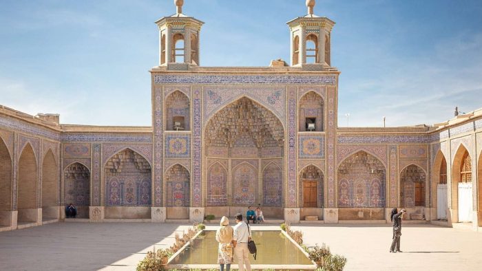 مسجد نصیرالملک از دیدنی ترین جاذبه گردشگری شیراز، مسجد صورتی با شیشه‌های رنگی معروف