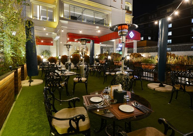 محیط روباز کافه مناسب قرارهای دوستانه و عصرانه