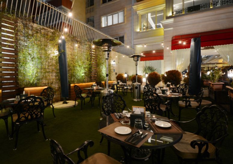 نشستن در فضای باز کافه برای صرف قهوه و دمنوش