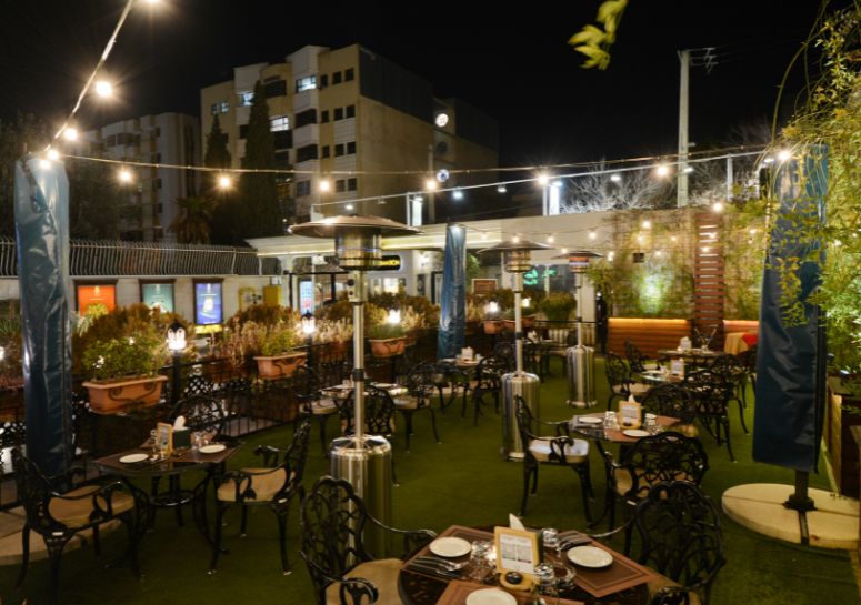 کافه فضای باز با طراحی مدرن و دل‌نشین در شیراز