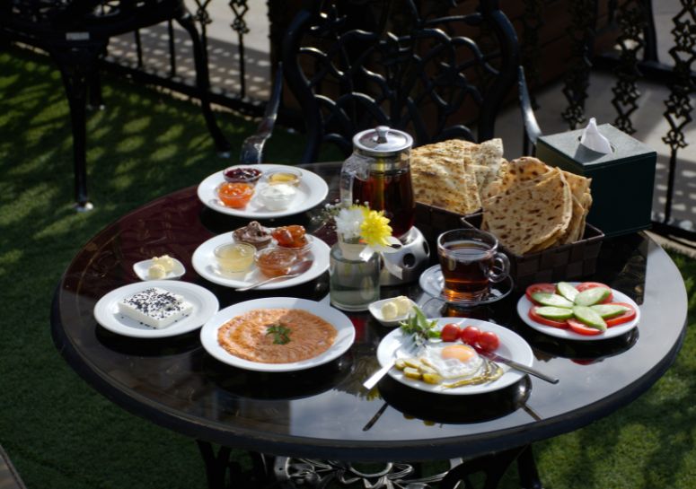 فضای سبز و آرام کافی‌شاپ روباز روژ