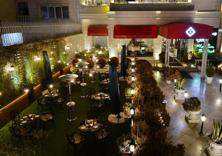 کافی شاپ فضای باز روژ در هتل الیزه شیراز