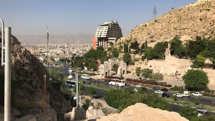 دروازه قرآن از دیدنی ترین جاذبه گردشگری شیراز، ورودی تاریخی شیراز با منظره‌ای نمادین