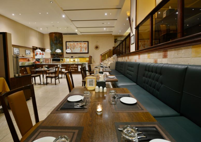 دکوراسیون رستوران بیسترو مارلین مناسب مراسم و قرارهای کاری