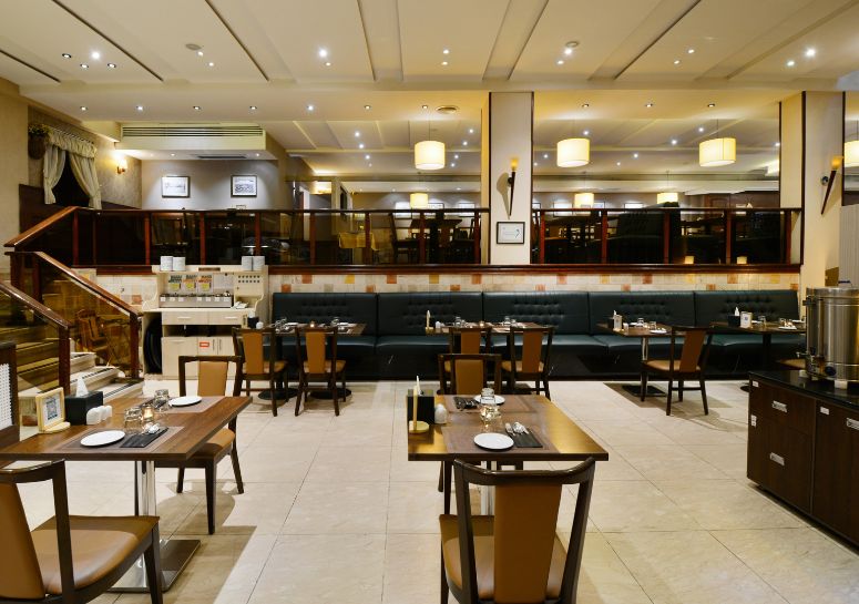 دکوراسیون رستوران بیسترو مارلین مناسب مراسم و قرارهای کاری