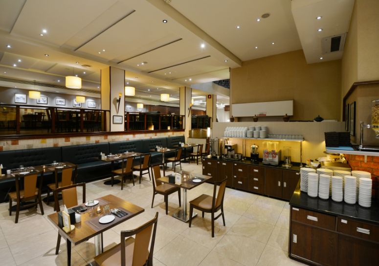 فضای داخلی رستوران مارلین با طراحی مدرن در شیراز