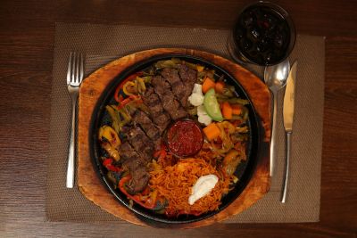 سرو استیک حرفه‌ای در رستوران بین‌المللی مارلین