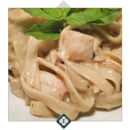 پاستای فتوچینی با تکه های سینه مرغ در سس خامه کره و طعم سیر