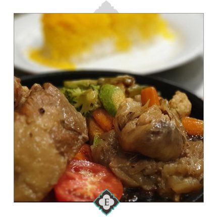 یک عدد گوشت ماهیچه بره با استخوان، آرام پز شده به شیوه شاندیزی، به همراه پیاز کاراملایز شده