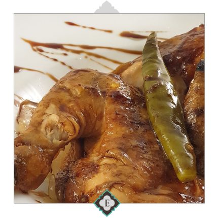 ران و سینه جوجه که به صورت سنتی روغن پز شده است و در کره تفت داده شده است به همراه سس انار