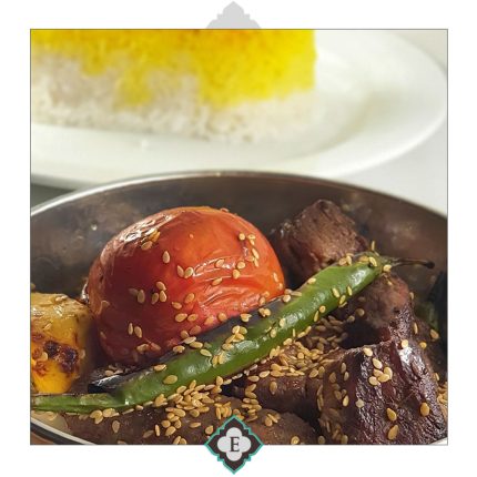 110 گرم فیله گوساله، سینه فیله جوجه و یک سیخ کباب کوبیده که با سس کره و زغفران به صورت سنتی در کاسه سرو میشود.